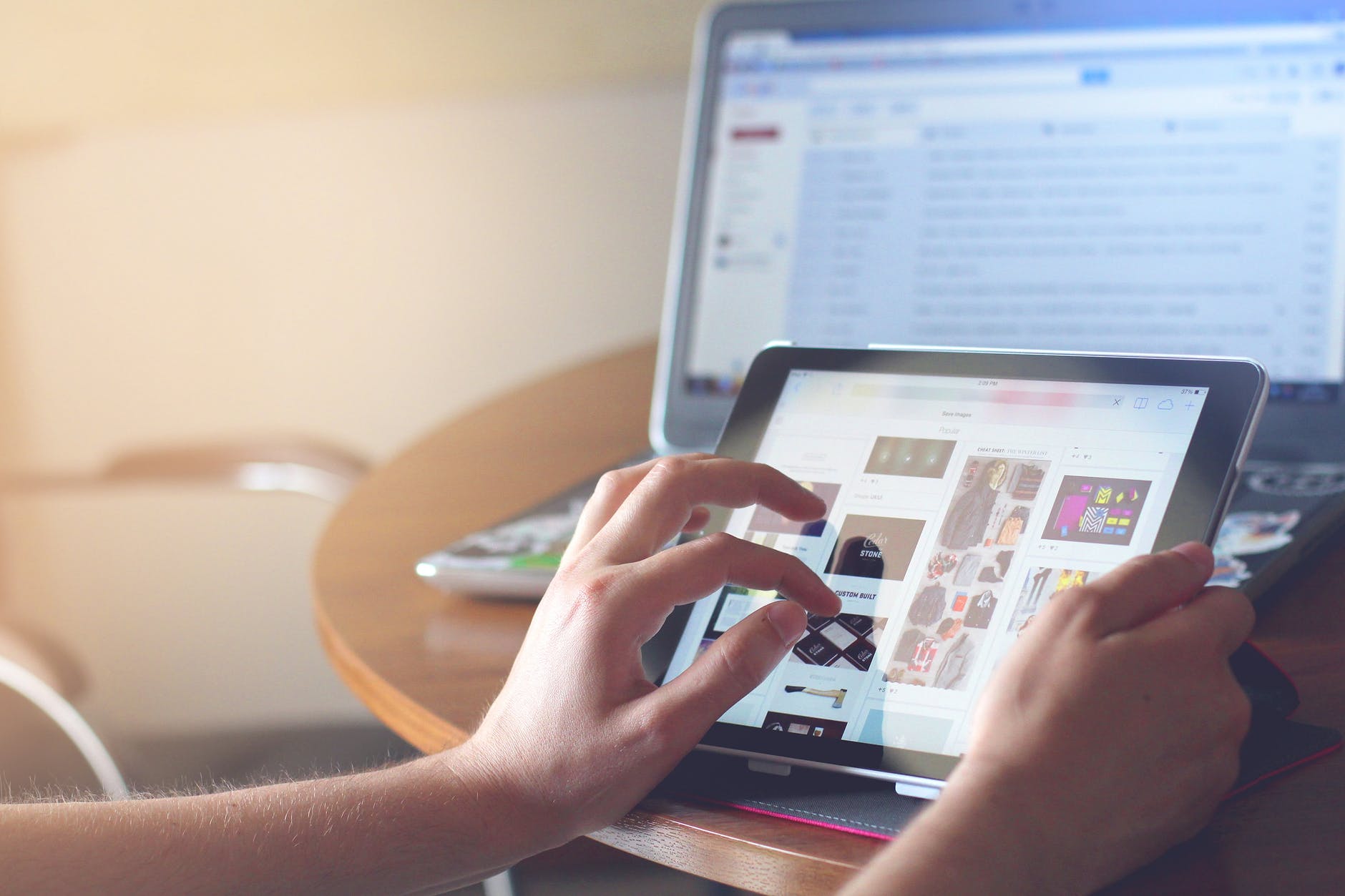 Ilustrasi penggunaan multi channel ecommerce software di ipad