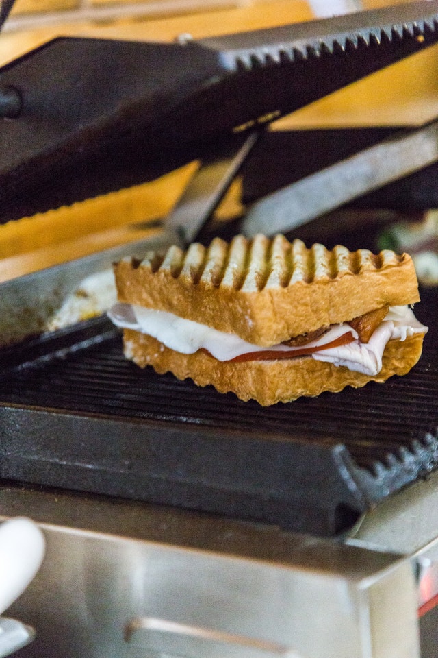 sandwich di atas alat panggangnya