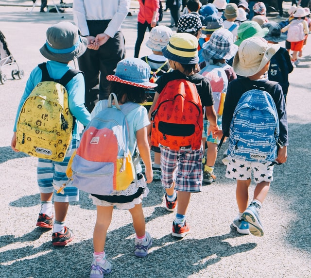 anak yang sedang berjalan